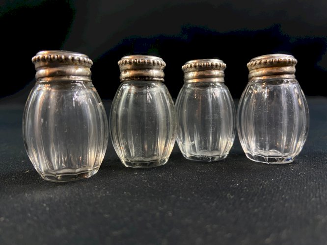 Suite de 4 salières individuelles montures en argent massif signées CHRISTOFLE