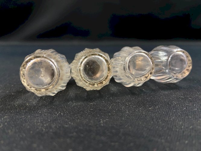 Suite de 4 salières individuelles montures en argent massif signées CHRISTOFLE