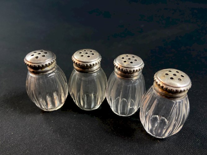 Suite de 4 salières individuelles montures en argent massif signées CHRISTOFLE