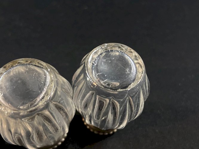 Suite de 4 salières individuelles montures en argent massif signées CHRISTOFLE