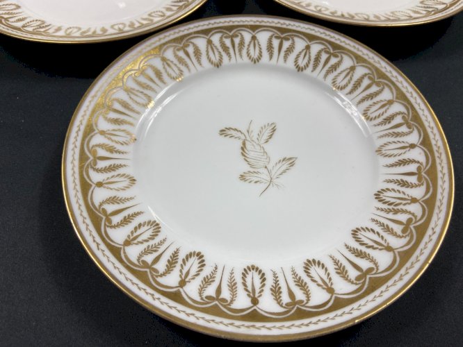 Suite de 6 assiettes à dessert en porcelaine Vieux Paris décor palmettes or XIXe