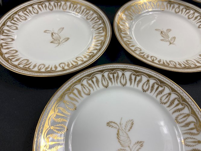 Suite de 6 assiettes à dessert en porcelaine Vieux Paris décor palmettes or XIXe