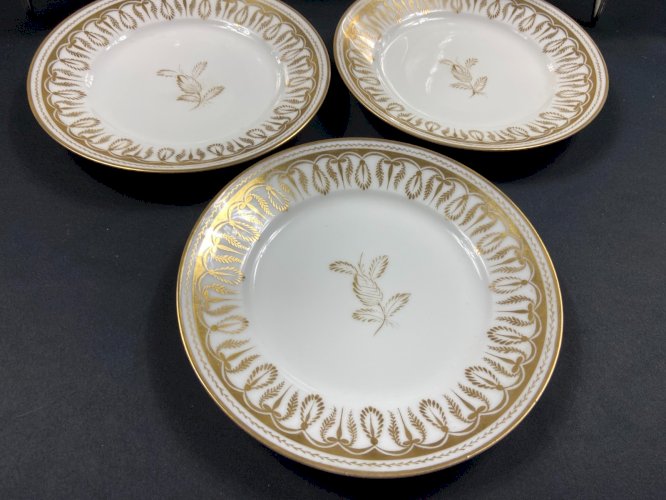 Suite de 6 assiettes à dessert en porcelaine Vieux Paris décor palmettes or XIXe