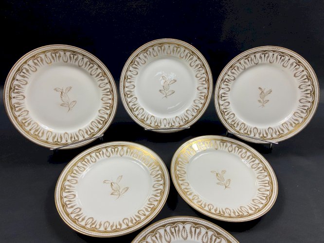 Suite de 6 assiettes à dessert en porcelaine Vieux Paris décor palmettes or XIXe