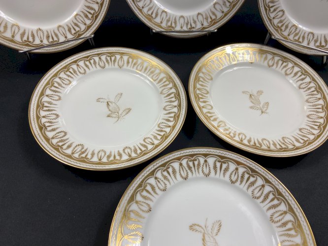 Suite de 6 assiettes à dessert en porcelaine Vieux Paris décor palmettes or XIXe