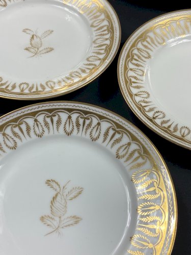 Suite de 6 assiettes à dessert en porcelaine Vieux Paris décor palmettes or XIXe