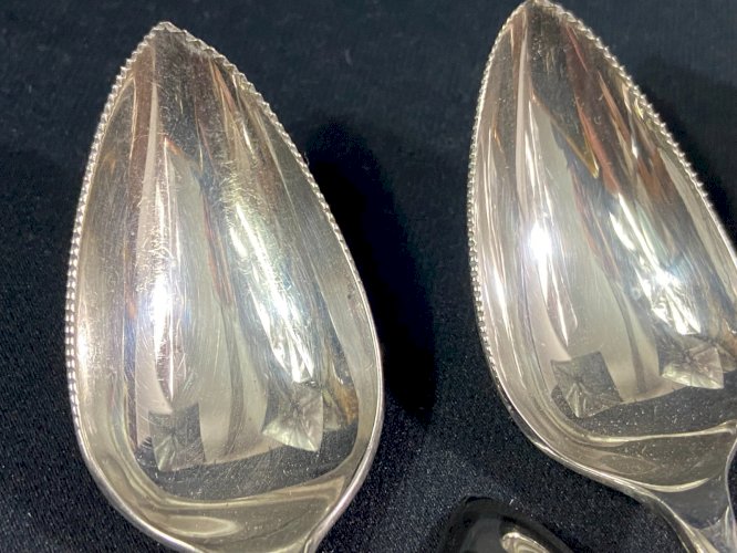 Suite de 6 cuillères à oursins coquillages & fruits de mer métal argenté anglais