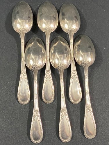 Suite de 6 petites cuillères en métal argenté de style Louis XVI
