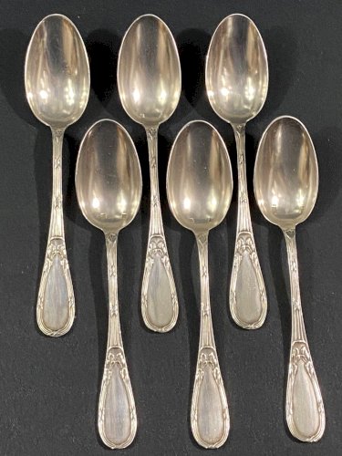 Suite de 6 petites cuillères en métal argenté de style Louis XVI