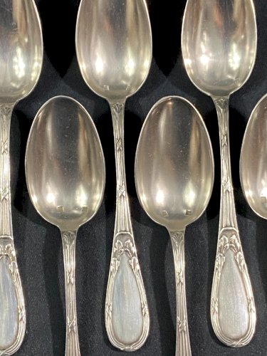 Suite de 6 petites cuillères en métal argenté de style Louis XVI