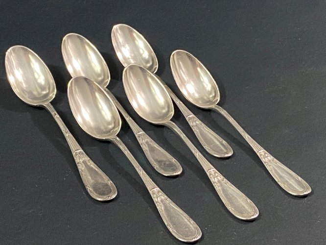 Suite de 6 petites cuillères en métal argenté de style Louis XVI