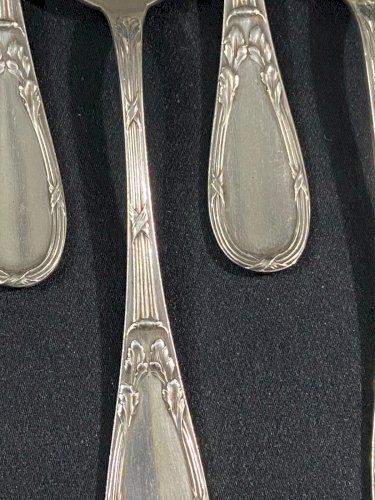 Suite de 6 petites cuillères en métal argenté de style Louis XVI