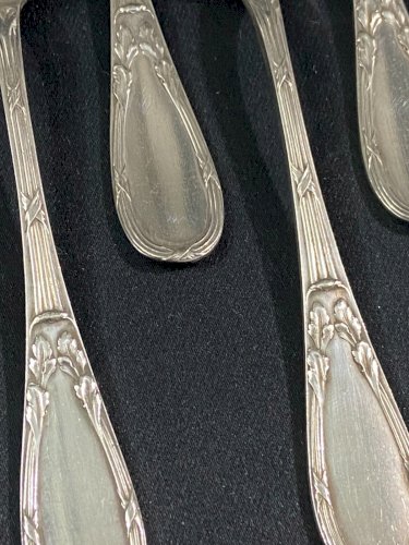 Suite de 6 petites cuillères en métal argenté de style Louis XVI