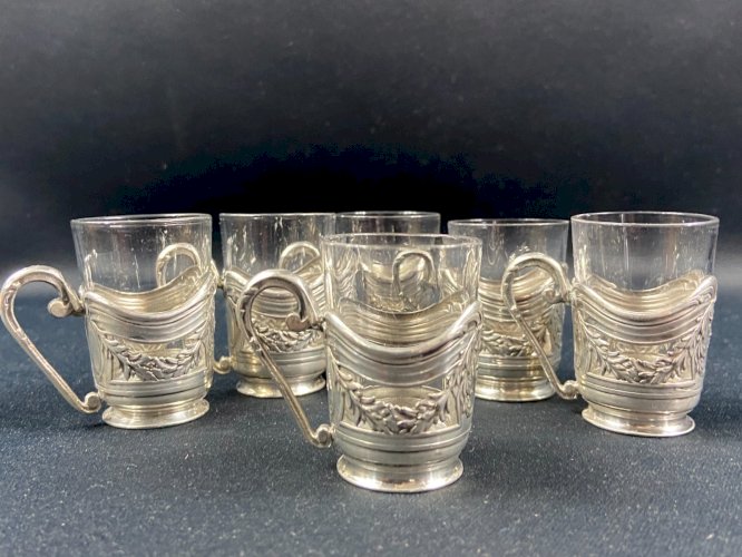 Suite de 6 verres à liqueur avec monture en métal argenté de style Louis XVI