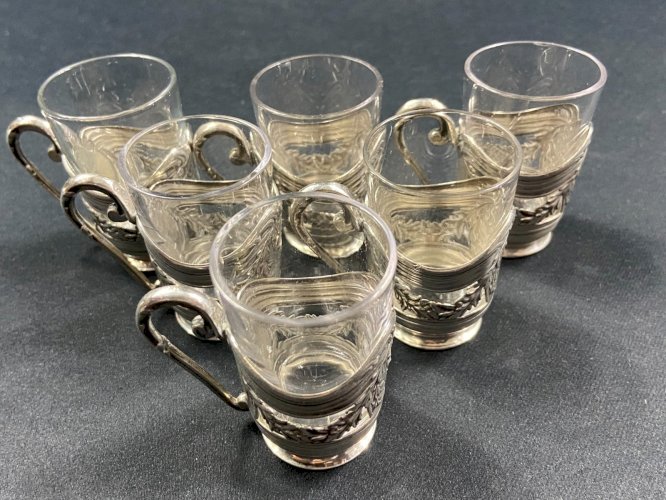 Suite de 6 verres à liqueur avec monture en métal argenté de style Louis XVI