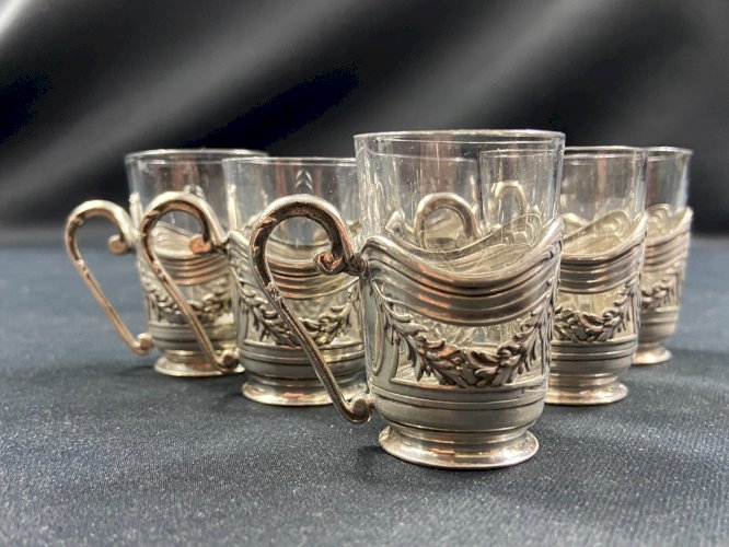 Suite de 6 verres à liqueur avec monture en métal argenté de style Louis XVI
