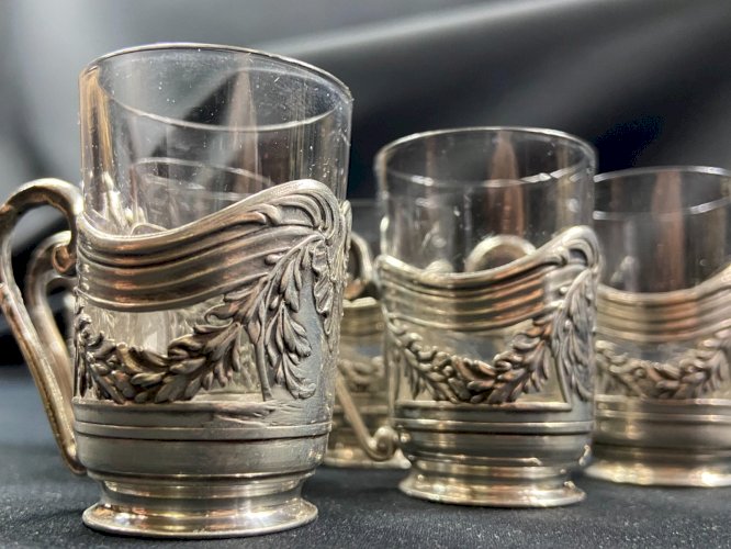 Suite de 6 verres à liqueur avec monture en métal argenté de style Louis XVI