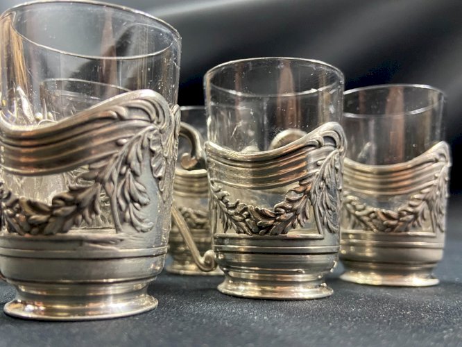Suite de 6 verres à liqueur avec monture en métal argenté de style Louis XVI