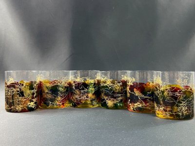 Suite de 6 verres à whisky en verre à décor émaillé or sur fond multicolore Dali