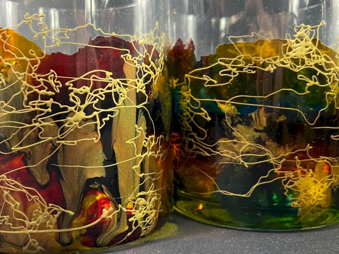 Suite de 6 verres à whisky en verre à décor émaillé or sur fond multicolore Dali