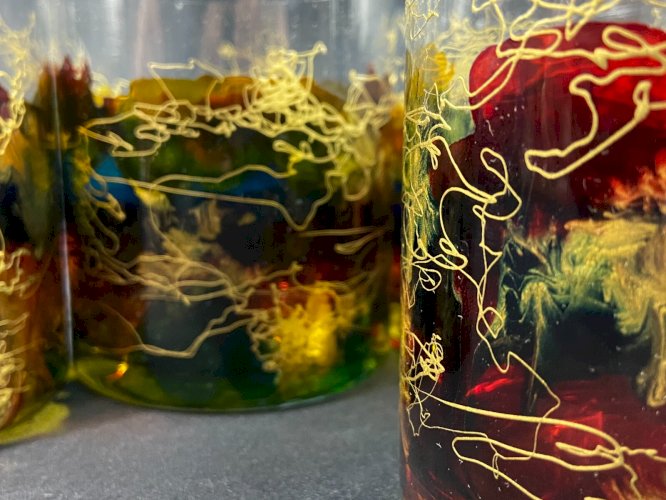 Suite de 6 verres à whisky en verre à décor émaillé or sur fond multicolore Dali