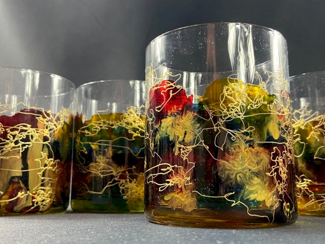 Suite de 6 verres à whisky en verre à décor émaillé or sur fond multicolore Dali