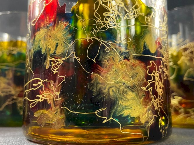 Suite de 6 verres à whisky en verre à décor émaillé or sur fond multicolore Dali