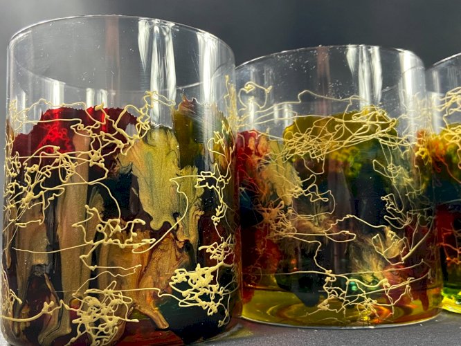 Suite de 6 verres à whisky en verre à décor émaillé or sur fond multicolore Dali