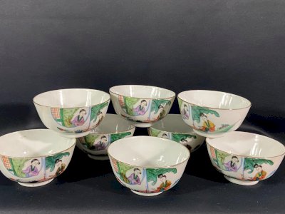 Suite de 8 bols en porcelaine de Chine à décor polychrome dit Famille rose
