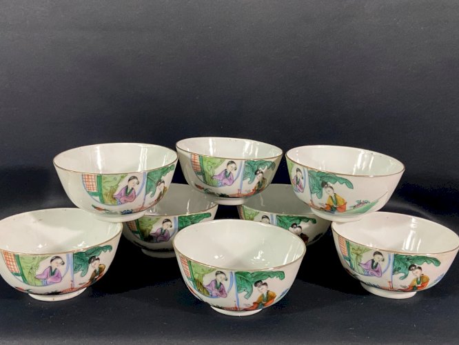 Suite de 8 bols en porcelaine de Chine à décor polychrome dit Famille rose
