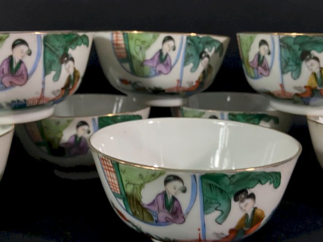 Suite de 8 bols en porcelaine de Chine à décor polychrome dit Famille rose