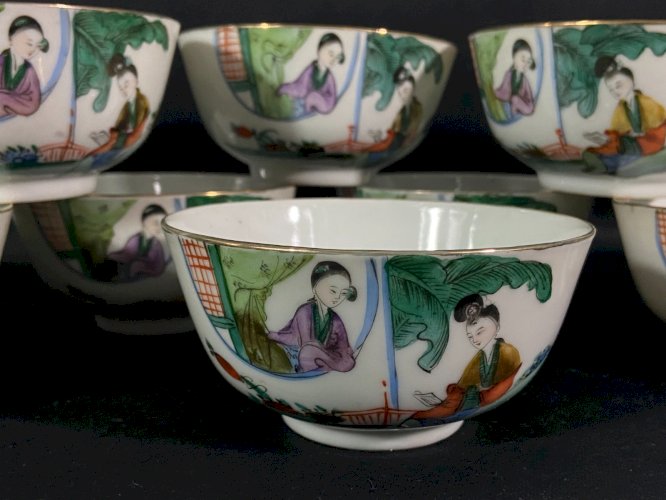 Suite de 8 bols en porcelaine de Chine à décor polychrome dit Famille rose