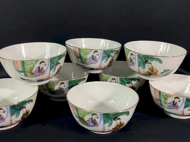Suite de 8 bols en porcelaine de Chine à décor polychrome dit Famille rose