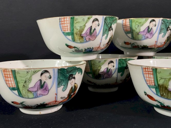 Suite de 8 bols en porcelaine de Chine à décor polychrome dit Famille rose
