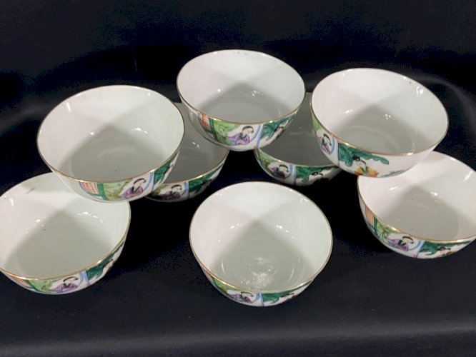 Suite de 8 bols en porcelaine de Chine à décor polychrome dit Famille rose