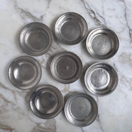 Suite de 8 plats creux en étain XVIIIe portant les initiales RHF M398