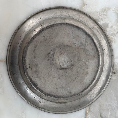 Suite de 8 plats creux en étain XVIIIe portant les initiales RHF M398