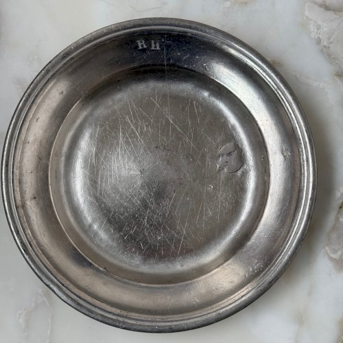 Suite de 8 plats creux en étain XVIIIe portant les initiales RHF M398