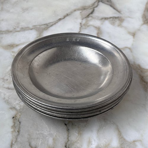 Suite de 8 plats creux en étain XVIIIe portant les initiales RHF M398