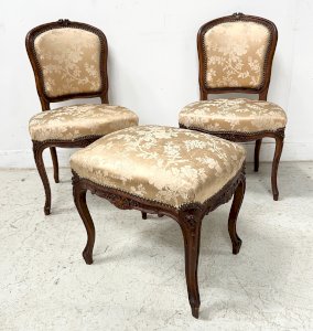 Suite de deux chaise et un tabouret de style Louis XV en noyer