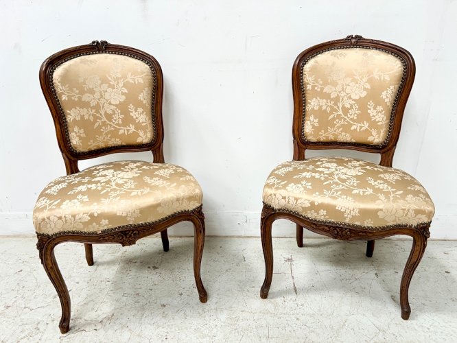 Suite de deux chaise et un tabouret de style Louis XV en noyer