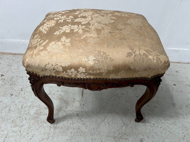 Suite de deux chaise et un tabouret de style Louis XV en noyer
