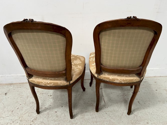 Suite de deux chaise et un tabouret de style Louis XV en noyer