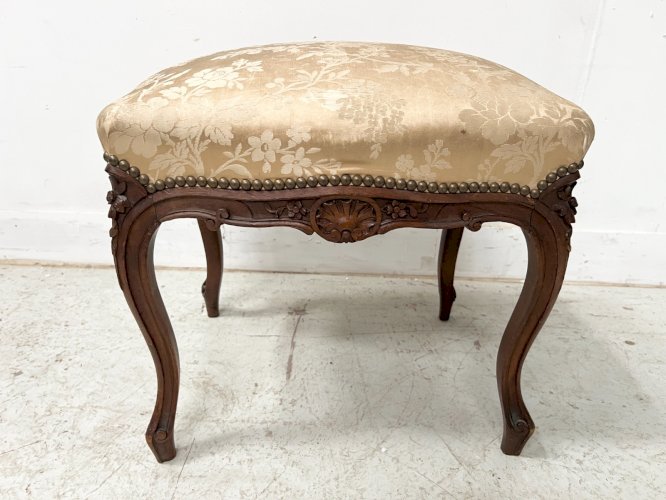 Suite de deux chaise et un tabouret de style Louis XV en noyer