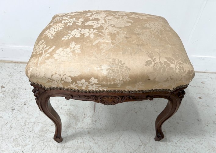 Suite de deux chaise et un tabouret de style Louis XV en noyer