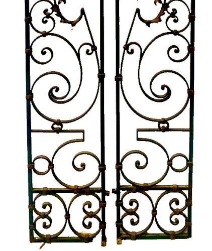 Suite de deux vantaux en fer forgé martelé XX siècle