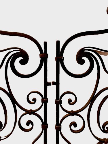 Suite de deux vantaux en fer forgé martelé XX siècle