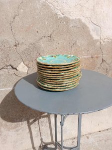 Suite de douze assiettes à dessert en barbotine – Sarreguemines, France.