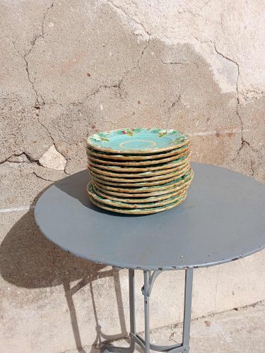 Suite de douze assiettes à dessert en barbotine – Sarreguemines, France.