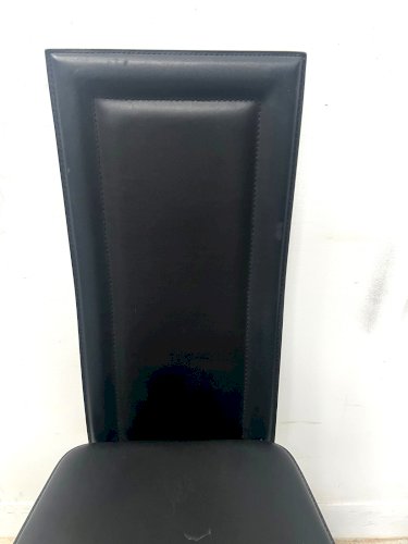 Suite de huit chaises design en cuir noir XX siècle